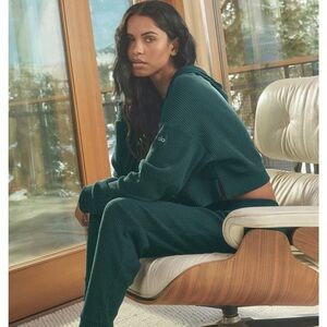 Alo Muse Sweatsuit Set in Midnight Green Size XS